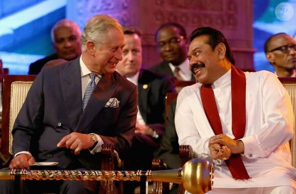 Le prince Charles et son épouse Camilla lors de l'ouverture du sommet du Commonwealth avec le premier ministre britannique David Cameron et le président du Sri Lanka Mahinda Rajapaksa, le 15 novembre 2013 au Nelum Pokuna Theatre de Colombo