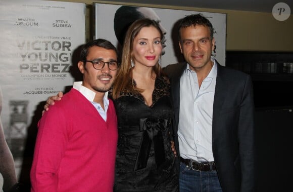 Brahim Asloum, Isabella Orsini (enceinte) et Steve Suissa lors de l'avant-première du film Victor "Young" Perez à Paris le 14 novembre 2013