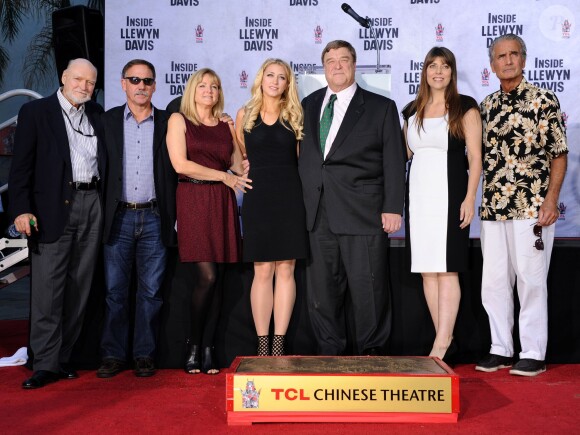 John Goodman, sa femme Anna Beth et leur fille Molly ainsi que sa famille, lors de son hommage au Chinese Theater à Los Angeles le 14 novembre 2013