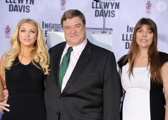 John Goodman, sa femme Anna Beth Goodman et sa fille Molly Goodman lors de son hommage au Chinese Theater à Los Angeles le 14 novembre 2013