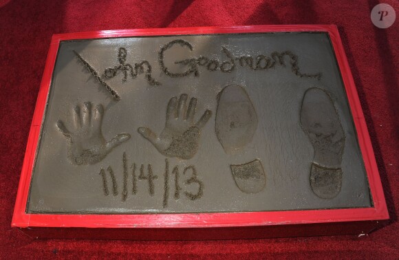 L'hommage et les empreintes de l'acteur John Goodman au Chinese Theater à Los Angeles le 14 novembre 2013