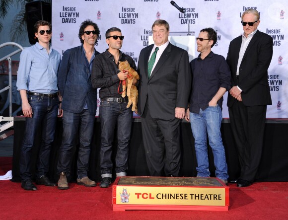 Joel Coen, Oscar Isaac, John Goodman, Ethan Coen et T-Bone Burnett lors de l'hommage de l'acteur au Chinese Theater à Los Angeles le 14 novembre 2013