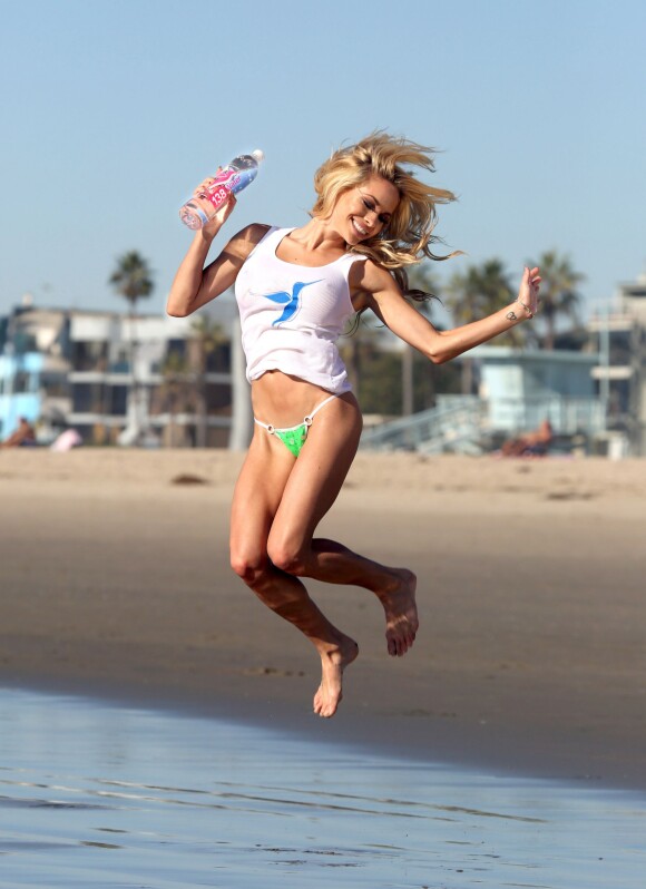Dani Mathers réalise un shooting pour le magazine Playboy, en vue du numéro de janvier 2014, dont elle fera la couverture. Sur la plage de Los Angeles, le jeudi 14 novembre 2013.