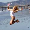 La playmate Dani Mathers réalise un shooting pour le magazine Playboy, en vue du numéro de janvier 2014, dont elle fera la couverture. Sur la plage de Los Angeles, le jeudi 14 novembre 2013.