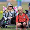 Gwen Stefani (enceinte) assiste au match de football de son fils Kingston à Los Angeles le 16 novembre 2013.