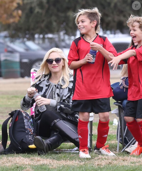 Gwen Stefani (enceinte) assiste au match de football de son fils Kingston à Los Angeles le samedi 16 novembre 2013.