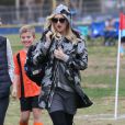 Gwen Stefani (enceinte) assiste au match de football de son fils Kingston à Los Angeles le 16 novembre 2013.