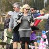 Gwen Stefani (enceinte) assiste au match de football de son fils Kingston à Los Angeles le 16 novembre 2013.