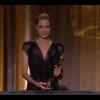L'actrice Angelina Jolie reçoit un Oscar d'honneur pour son engagement humanitaire, le samedi 16 novembre 2013 à Los Angeles, pour les 5e Governors Awards.