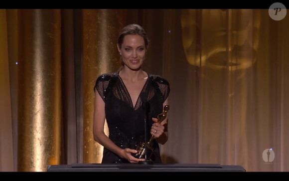 L'actrice Angelina Jolie reçoit un Oscar d'honneur pour son engagement humanitaire, le samedi 16 novembre 2013 à Los Angeles, pour les 5e Governors Awards.