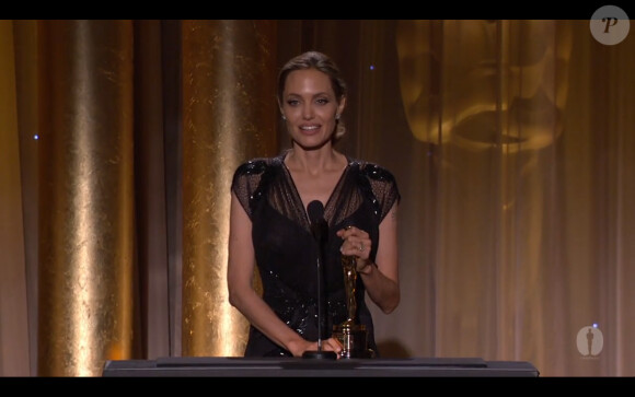 Angelina Jolie reçoit un Oscar d'honneur pour son engagement humanitaire, le samedi 16 novembre 2013, pour les 5e Governors Awards.