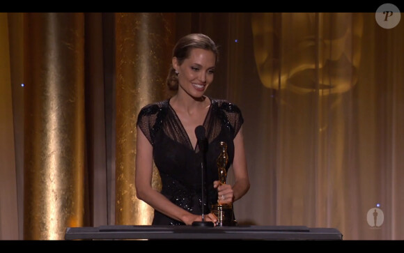 Angelina Jolie reçoit un Oscar d'honneur pour son engagement humanitaire, le samedi 16 novembre 2013 à Los Angeles.