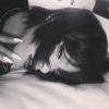 Rihanna, très sexy, poste des photos de sa nouvelle coupe de cheveux : un carré court bien noir avec une belle frange bien longue - le 18 novembre 2013 sur Instagram