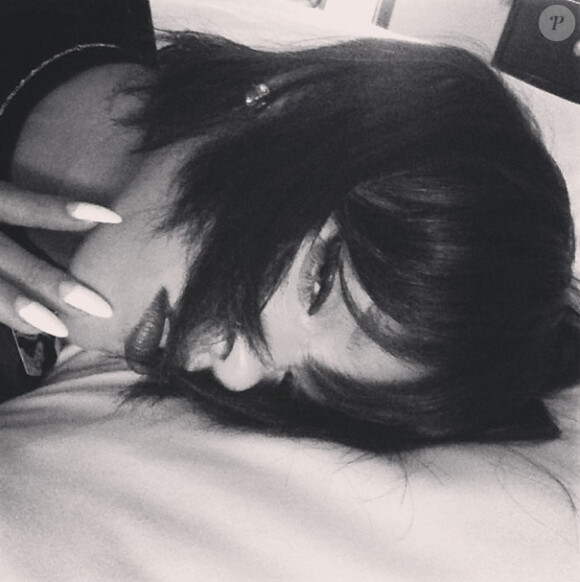 Rihanna, très sexy, poste des photos de sa nouvelle coupe de cheveux : un carré court bien noir avec une belle frange bien longue - le 18 novembre 2013 sur Instagram