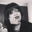 Rihanna poste des photos de sa nouvelle coupe de cheveux : un carré court bien noir avec une belle frange bien longue - le 18 novembre 2013 sur Instagram