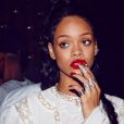 Rihanna, blunt à la bouche dans une discothèque.