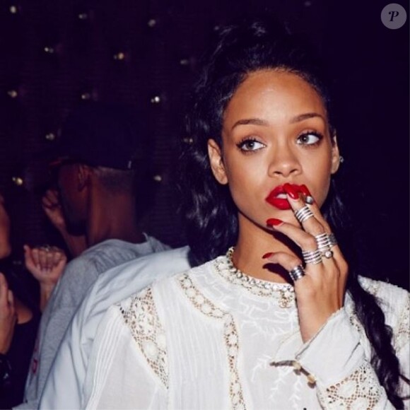 Rihanna, blunt à la bouche dans une discothèque.
