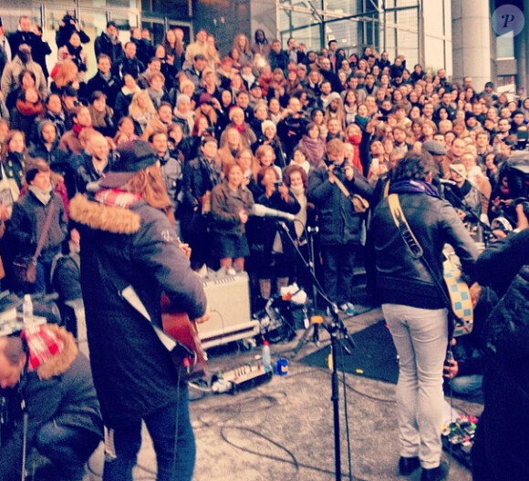 Matthieu Chédid alias -M- en concert devant l'Opéra Bastille à Paris le 18 novembre 2013.
