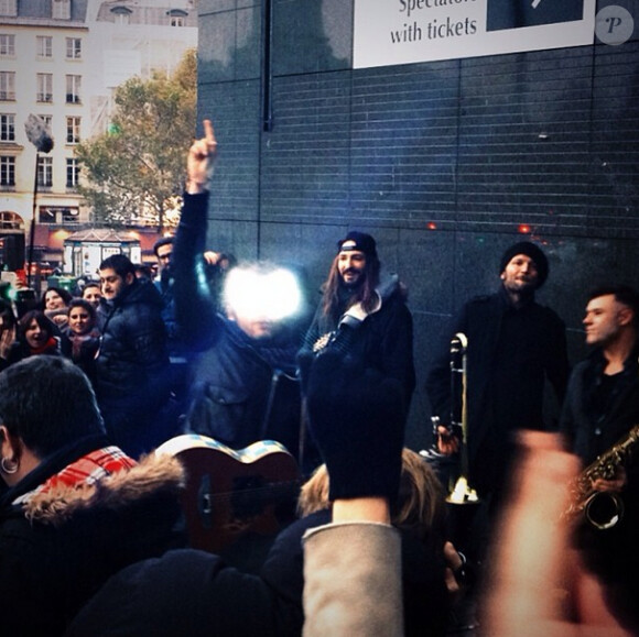Matthieu Chédid alias -M- en concert devant l'Opéra Bastille à Paris le 18 novembre 2013.