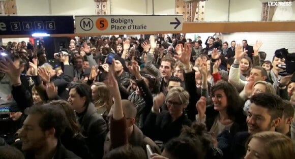 -M- en concert à la station Bastille dans le métro à Paris le 18 novembre 2013.