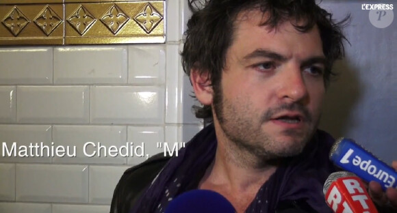 Matthieu Chédid alias -M- à la station Bastille dans le métro à Paris le 18 novembre 2013.