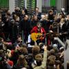 Matthieu Chedid, aka -M- a donné un concert surprise dans le métro parisien à la station Jaurès devant des usagers surpris et enthousiastes le 9 novembre 2012