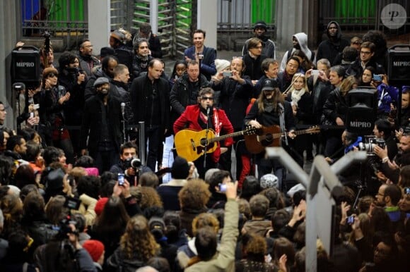 Matthieu Chedid, aka -M- a donné un concert surprise dans le métro parisien à la station Jaurès devant des usagers surpris et enthousiastes le 9 novembre 2012