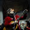 Matthieu Chedid, aka -M- a surpris les usagers du métro en donnant un concert surprise dans le métro parisien à la station Jaurès le 9 novembre 2012