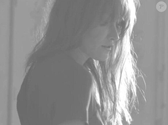 Carla Bruni, poupée romantique dans son dernier clip "J'arrive à toi", dévoilé le 19 novembre 2013.