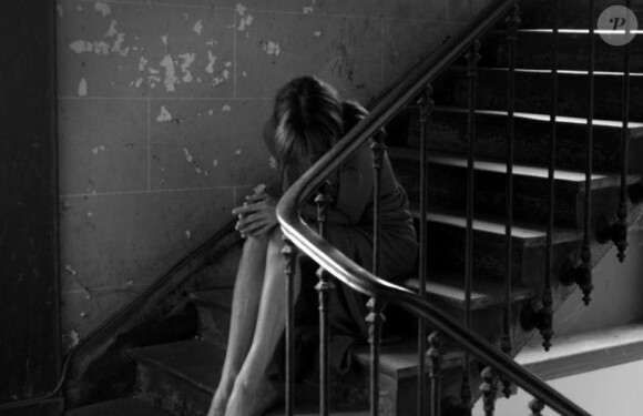 Carla Bruni, poupée romantique dans son dernier clip "J'arrive à toi", dévoilé le 19 novembre 2013.