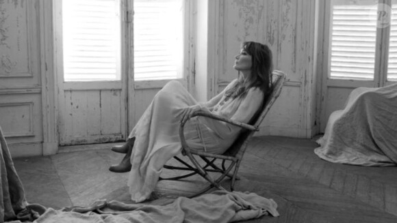 Carla Bruni, poupée romantique dans son dernier clip "J'arrive à toi", dévoilé le 19 novembre 2013.