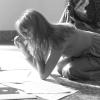 Carla Bruni, poupée romantique dans son "J'arrive à toi", son dernier clip dévoilé le 19 novembre 2013.