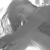 Carla Bruni, poupée romantique dans "J'arrive à toi", son dernier clip dévoilé le 19 novembre 2013.