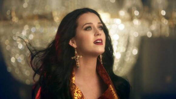 Katy Perry : Royale, elle se consume d'amour dans le clip d'''Unconditionally''