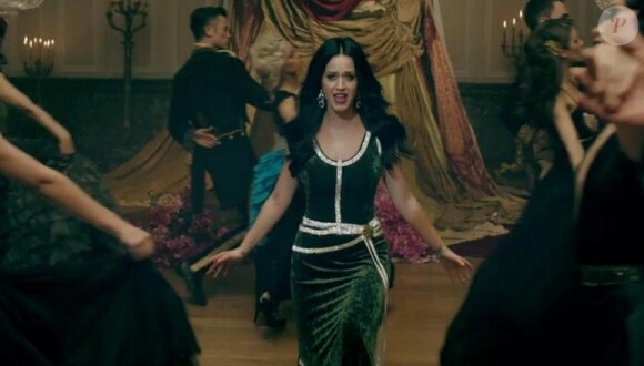 Katy Perry, royale, dans "Unconditionally", son nouveau clip dévoilé le 20 novembre 2013.