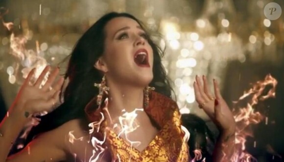 Katy Perry sublime et royale dans son nouveau clip "Unconditionally", dévoilé le 20 novembre 2013.