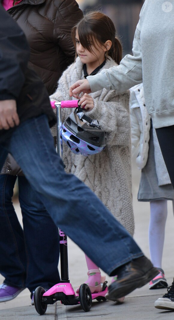 Suri Cruise fait de la trottinette avec le gilet de sa maman Katie Holmes à New York City, le 19 novembre 2013