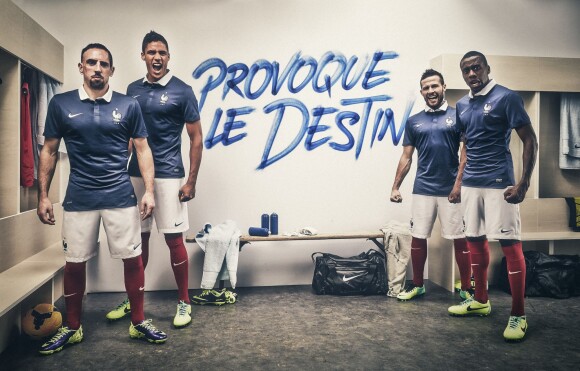 Franck Ribéry, Raphaël Varane, Blaise Matuidi et Yohan Cabaye présentent la nouvelle tenue de l'équipe de France pour la coupe du monde au Brésil à l'été 2014