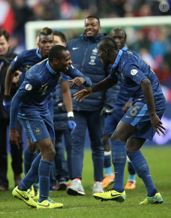 Blaise Matuidi et Mamadou Sakho après la qualification de léquipe de France pour le mondial au Brésil en 2014 après sa victoire face à l'Ukraine (3-0), à Saint-Denis le 19 novembre 2013
