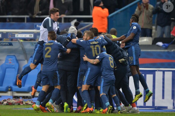 L'équipe de France après sa qualification pour le mondial au Brésil en 2014 après sa victoire face à l'Ukraine (3-0), à Saint-Denis le 19 novembre 2013