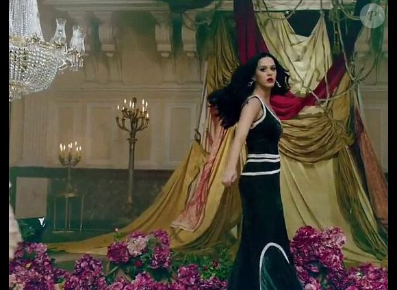 Katy Perry et sa robe Dolce & Gabbana dans le clip de Unconditionally.