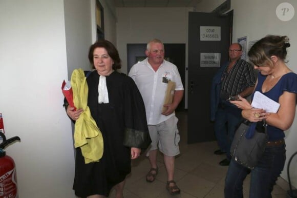 Thierry Olive et son avocate au tribunal de Coutances, en Basse-Normandie, le mercredi 28 août 2013.