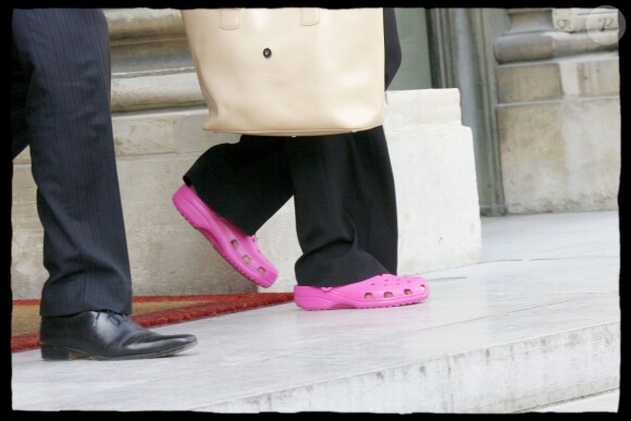 Roselyne Bachelot, avec des Crocs roses aux pieds, à Paris, en août 2008.