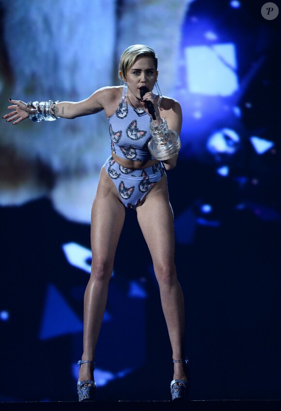 Miley Cyrus sur la scène des 41e American Music Awards au Nokia Theatre de Los Angeles, le 24 novembre 2013.