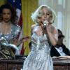 Lady Gaga sur la scène des 41e American Music Awards au Nokia Theatre de Los Angeles, le 24 novembre 2013.