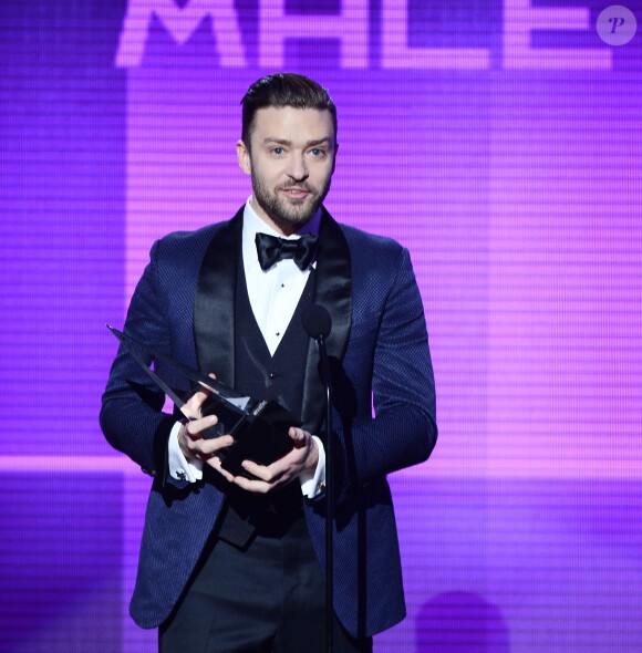 Justin Timberlake sur la scène des American Music Awards au Nokia Theatre de Los Angeles, le 24 novembre 2013.