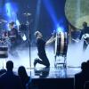 Dan Reynolds du groupe Imagine Dragons sur la scène des American Music Awards au Nokia Theatre de Los Angeles, le 24 novembre 2013.
