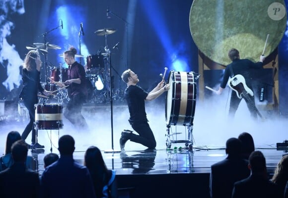 Dan Reynolds du groupe Imagine Dragons sur la scène des American Music Awards au Nokia Theatre de Los Angeles, le 24 novembre 2013.