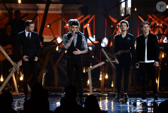 Le groupe One Direction sur la scène des American Music Awards au Nokia Theatre de Los Angeles, le 24 novembre 2013.