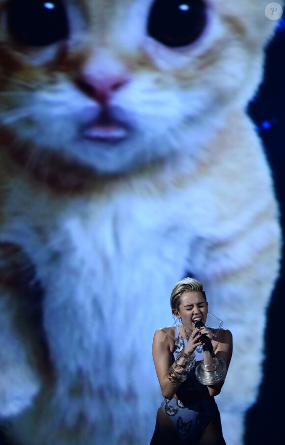 Miley Cyrus sur la scène des American Music Awards au Nokia Theatre de Los Angeles, le 24 novembre 2013.